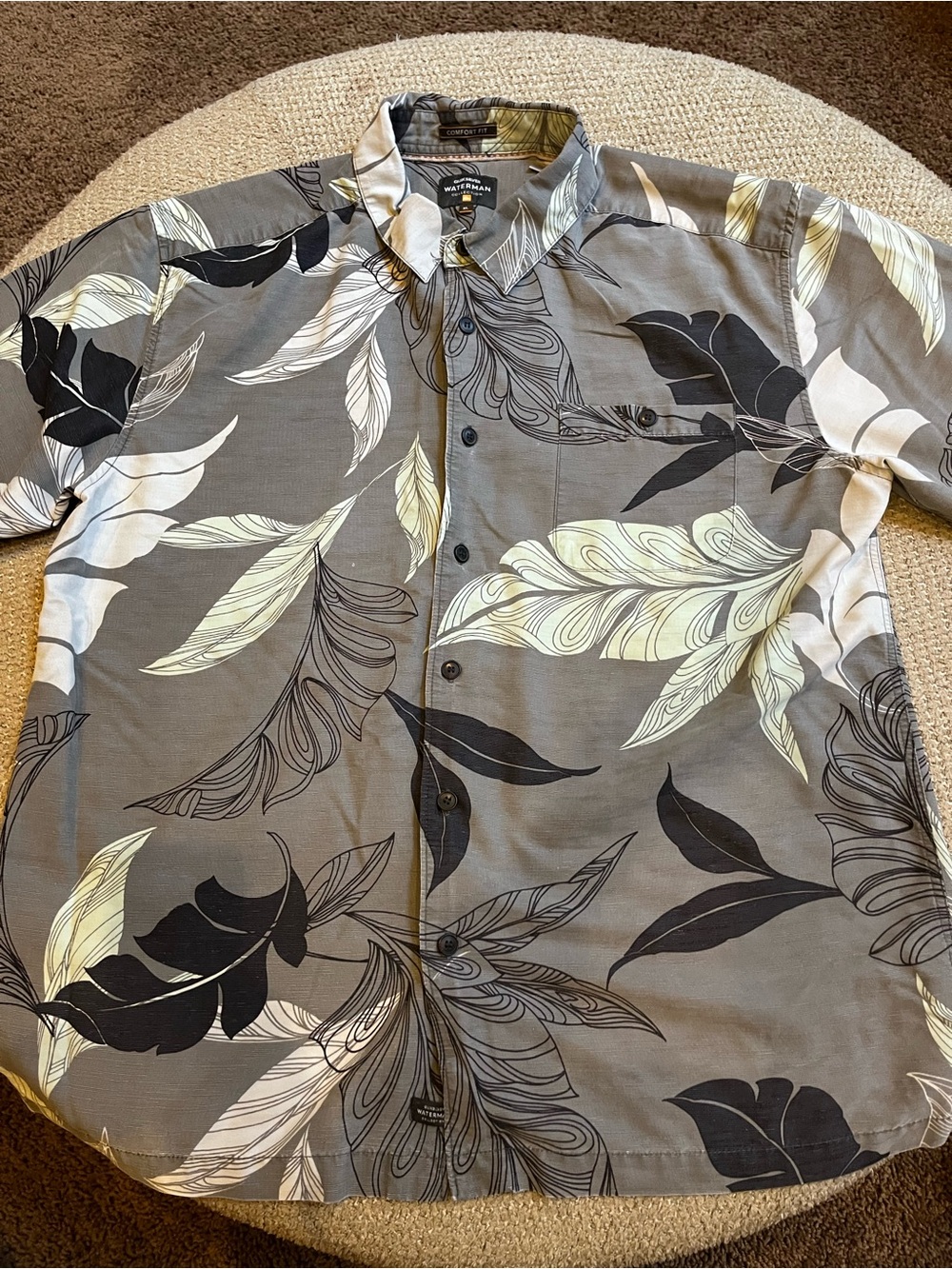 Quiksilver Gray Button-Down Shirt with Black and Cream Leaf Print